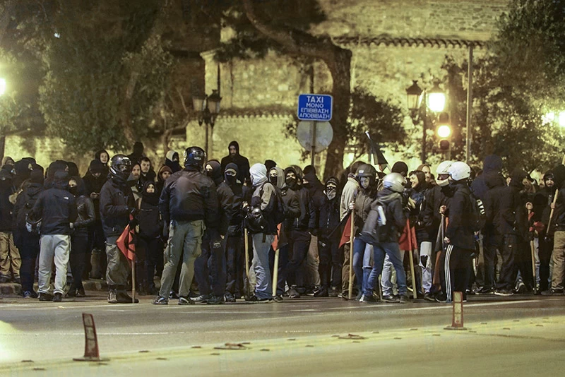 Οι γνωστοί «γενναίοι» αντιεξουσιαστές: Χτύπησαν γυναίκα αστυνομικού σε ενέδρα και «έγιναν καπνός»